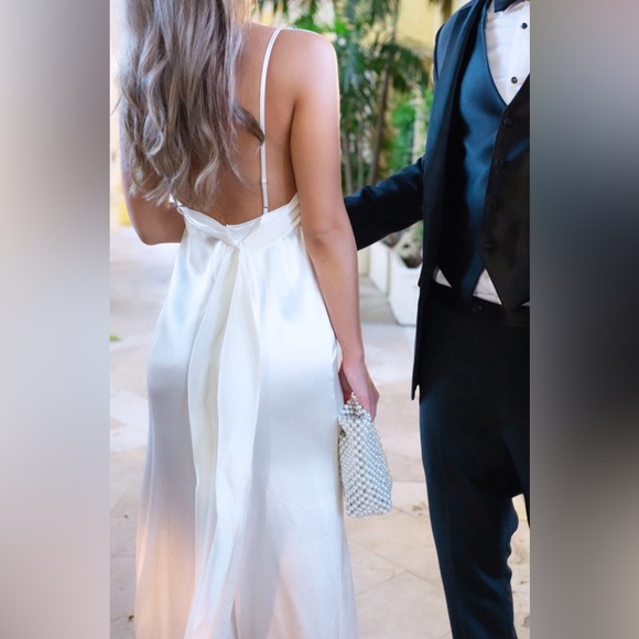 Reformation silk gown. Off white, size 2. Worn once - Picture 4 of 4